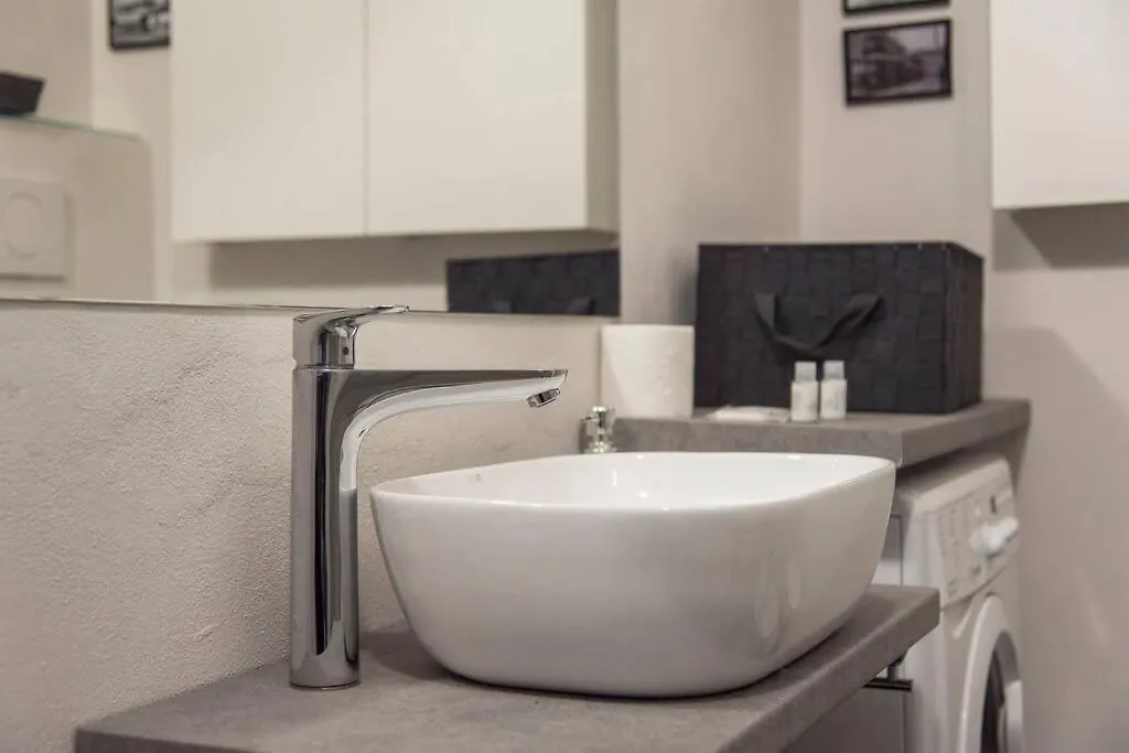 Mico 1 Bedroom Apartment - Youhosty Milano 0*,